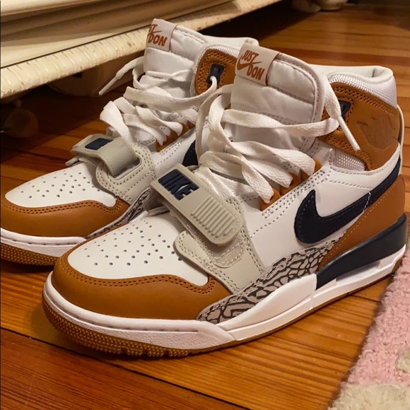 Never worn nikes - Picture 1 of 4